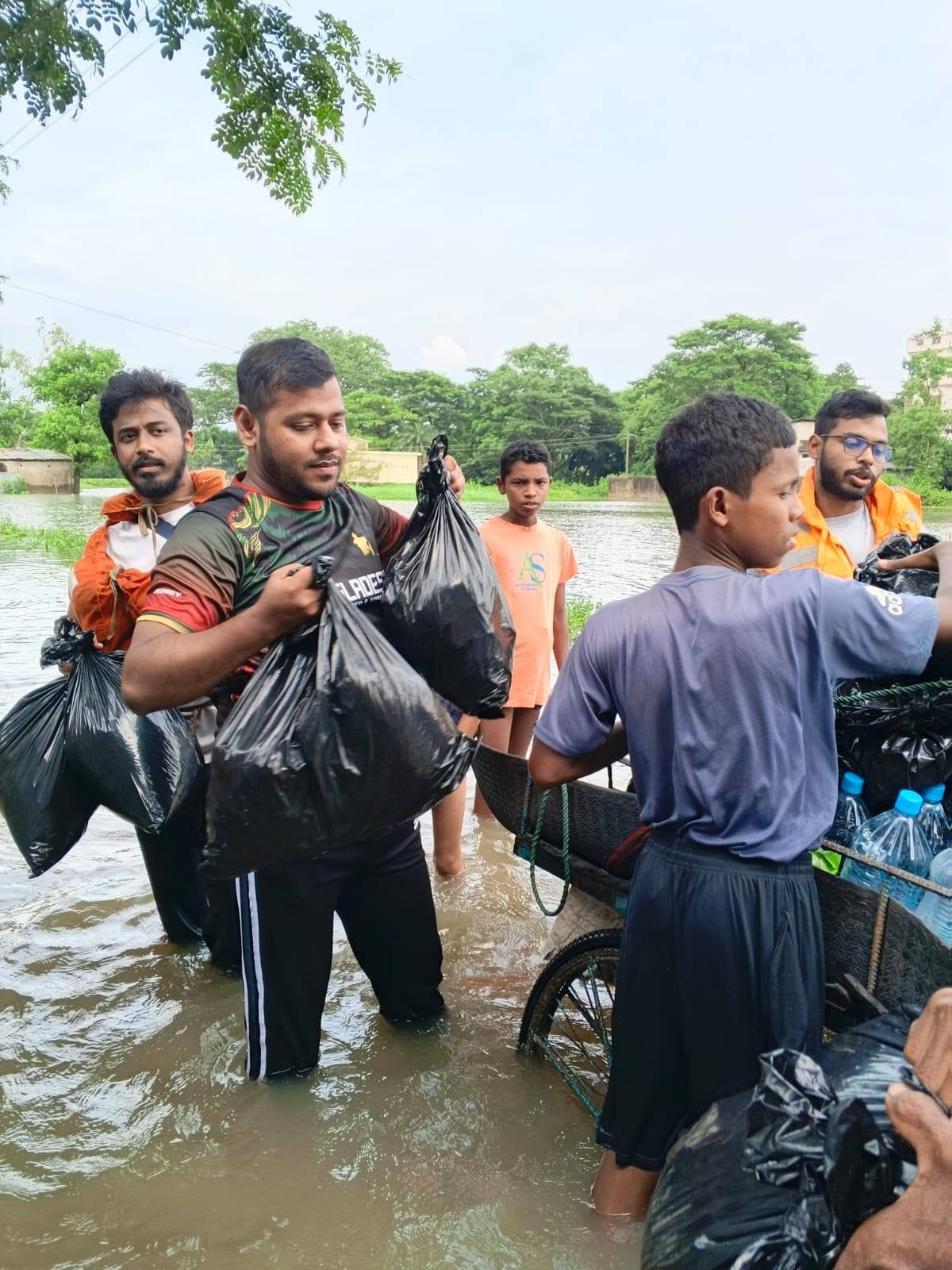 বন্যার্তদের সহায়তায় লিজেন্ড ফাউন্ডেশন